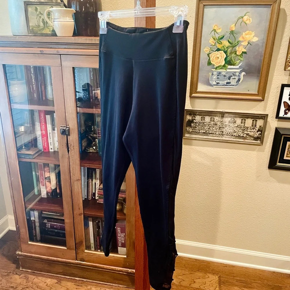 Victoria’s Secret Incredible Essential high rise leggings mesh calves SZ 8 black - Picture 3 of 9